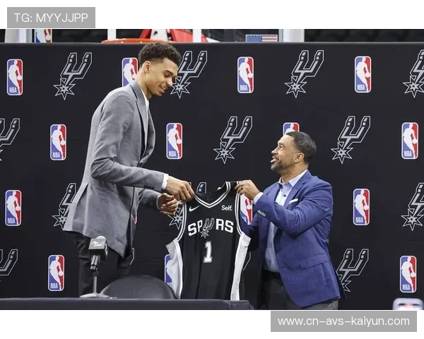 文班亚马替补出战状态回升，马刺第三节领先尼克斯11分